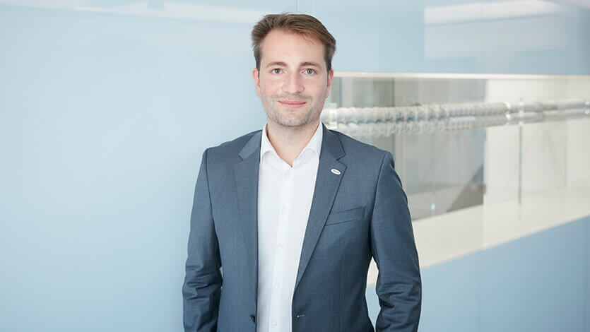 Coperion employee in front screw element in showcase
