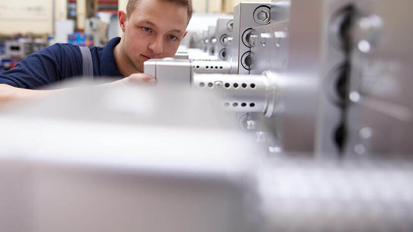 Coperion Mitarbeiter arbeitet an ZSK Extruder