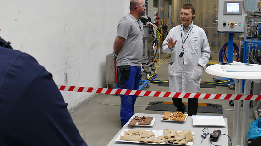 Coperion Experte während Live-Demonstration beim Food Extrusion Seminar