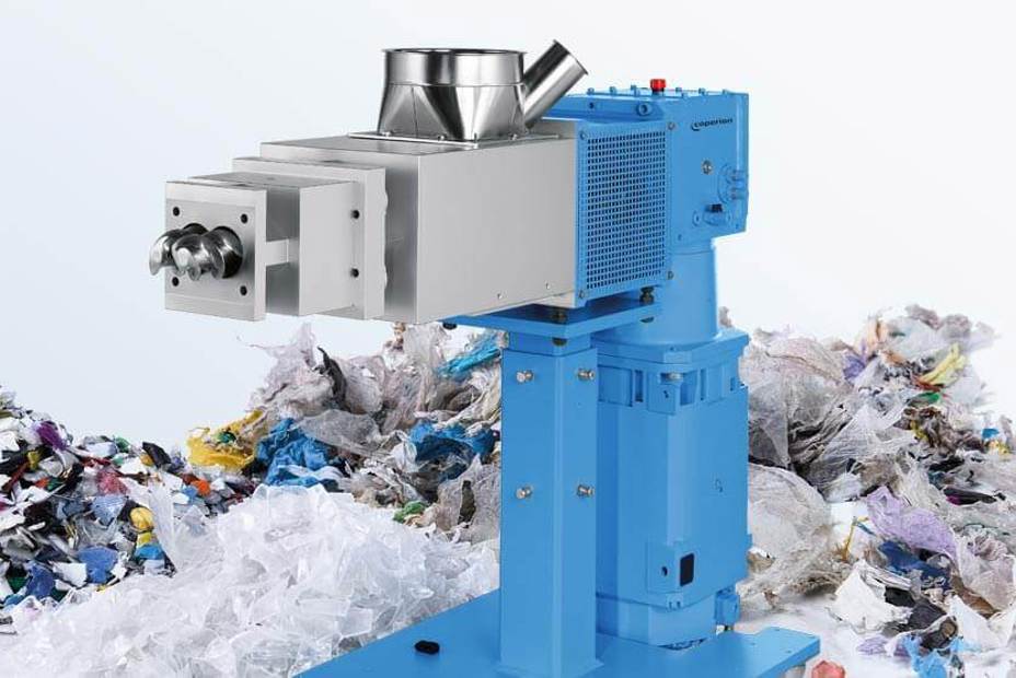 Die Seitenbeschickung ZS-B MEGAfeed erhöht die Einzugsleistung von Fasern und Flakes in den ZSK Doppelschneckenextruder erheblich und macht viele Kunststoff-Recyclingprozesse deutlich wirtschaftlicher